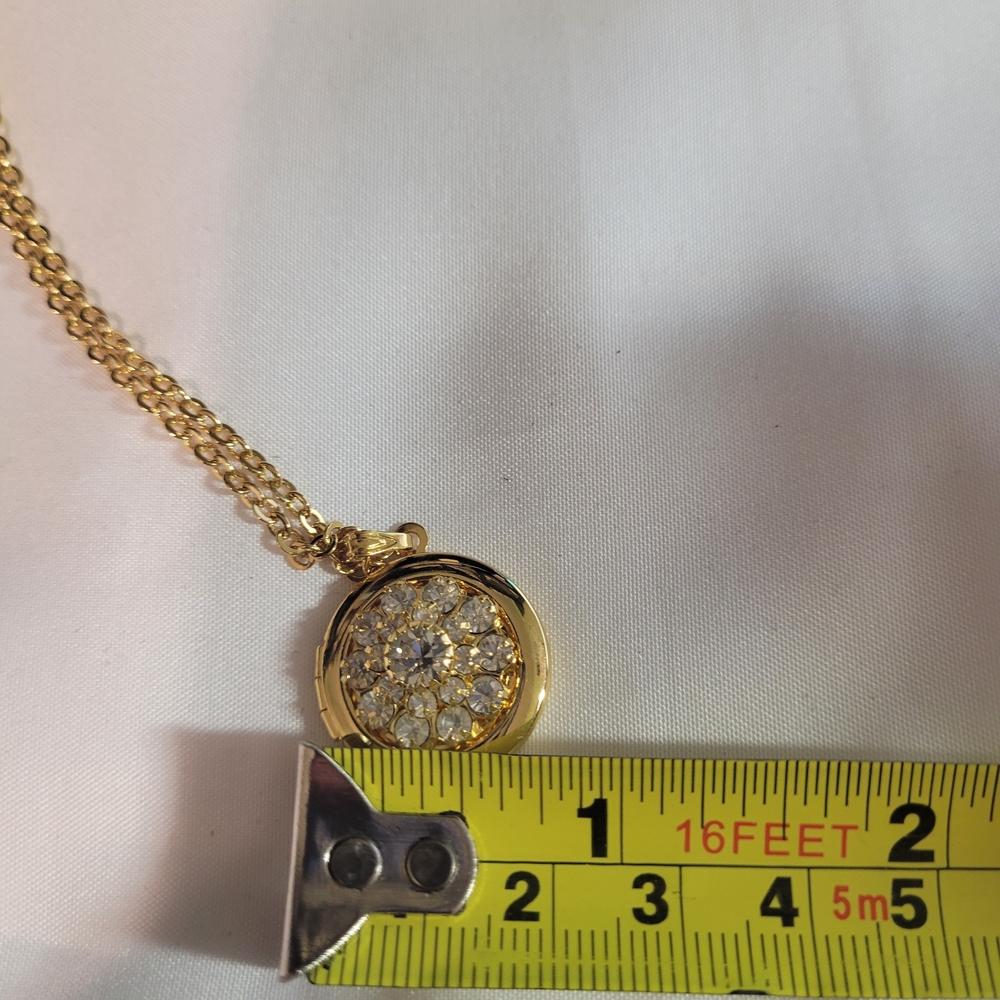 Avon Gold Necklace with Sparkling Pendant - Picture 5 of 6